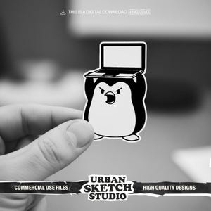 Könnte beinhalten: Schwarz-weißer Aufkleber eines wütenden Pinguins mit einem Laptop auf dem Kopf. Der Aufkleber enthält den Text "URBAN SKETCH STUDIO", "COMMERCIAL USE FILES" und "HIGH QUALITY DESIGNS".