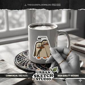 Puede incluir: Una taza de cerámica blanca con un asa negra y el texto "But First, Coffee" en negrita negra. La taza se encuentra sobre un fondo borroso, resaltando su diseño limpio.