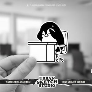Könnte beinhalten: Ein schwarz-weißer Aufkleber mit einem Cartoon-Pinguin, der gestresst an einem Schreibtisch sitzt. Der Pinguin sitzt auf einem Stuhl, den Kopf auf dem Schreibtisch. Der Aufkleber enthält den Text "THIS IS A DIGITAL DOWNLOAD PNG SVG" und "URBAN SKETCH STUDIO".