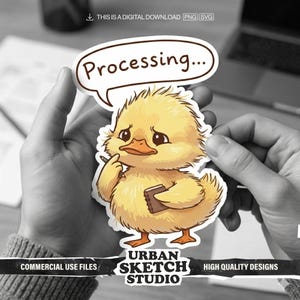 Puede incluir: Una pegatina de un patito amarillo de dibujos animados con un bocadillo que dice "Processing...". El patito sostiene un bolígrafo y un bloc de notas. La pegatina tiene el texto "URBAN SKETCH STUDIO", "COMMERCIAL USE FILES" y "HIGH QUALITY DESIGNS".