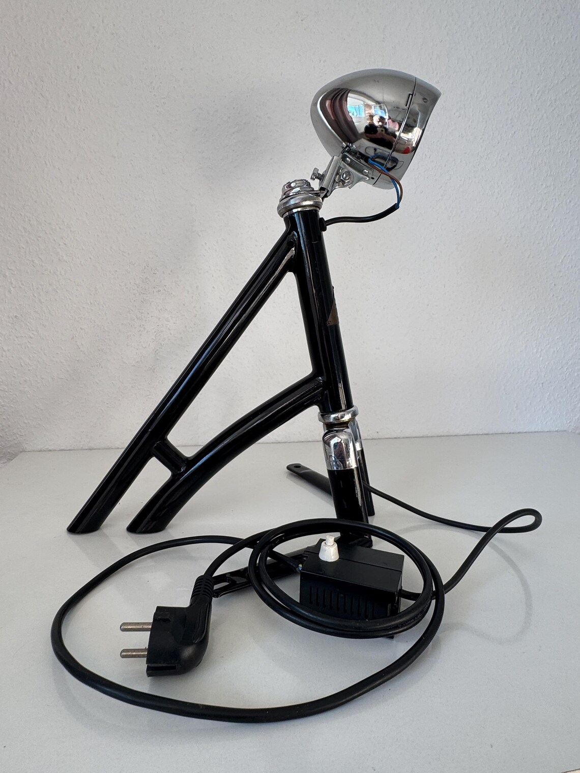 Upcycling-Tischlampe aus alter Fahrradgabel — Chrom-Scheinwerfer, Steampunk-Unikat, foto 3 di 5