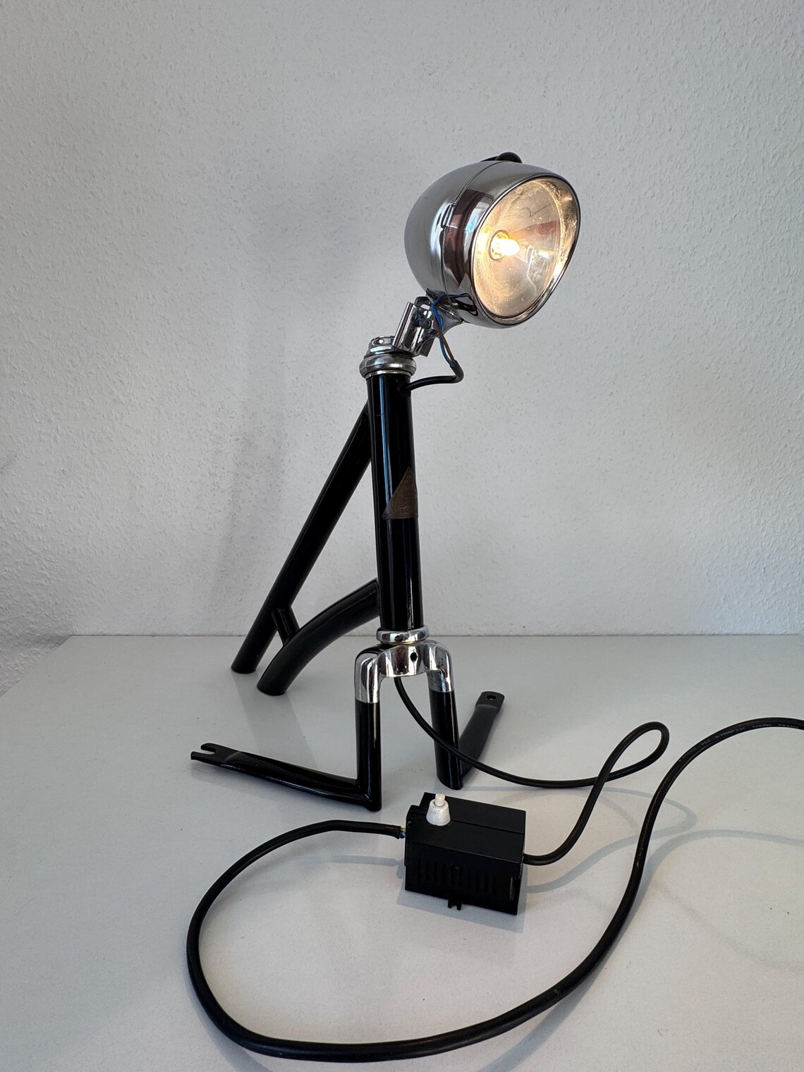 Upcycling-Tischlampe aus alter Fahrradgabel — Chrom-Scheinwerfer, Steampunk-Unikat, foto 1 di 5