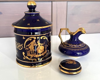 Limoges Frankrijk porseleinen set in kobaltblauw met gouden suikerpot, melkkannetje en doos in Watteau-stijl.