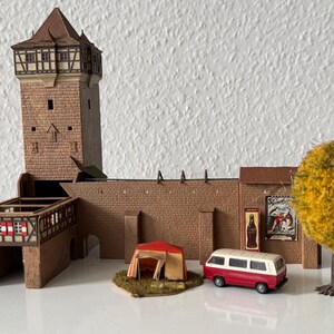 H0 Modellbahn Stadtmauer mit Torturm | Set mit VW Bus Zelt Baum | Modelleisenbahn Gebäude gebraucht