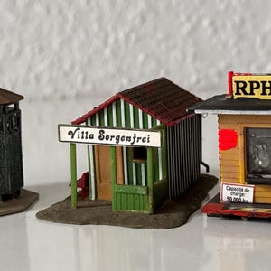 HO-schaal modelspoorbaanset met 3 gebouwen: paviljoen, kiosk en hut | Villa Sorgenfrei | Gebruikte modelspooraccessoires