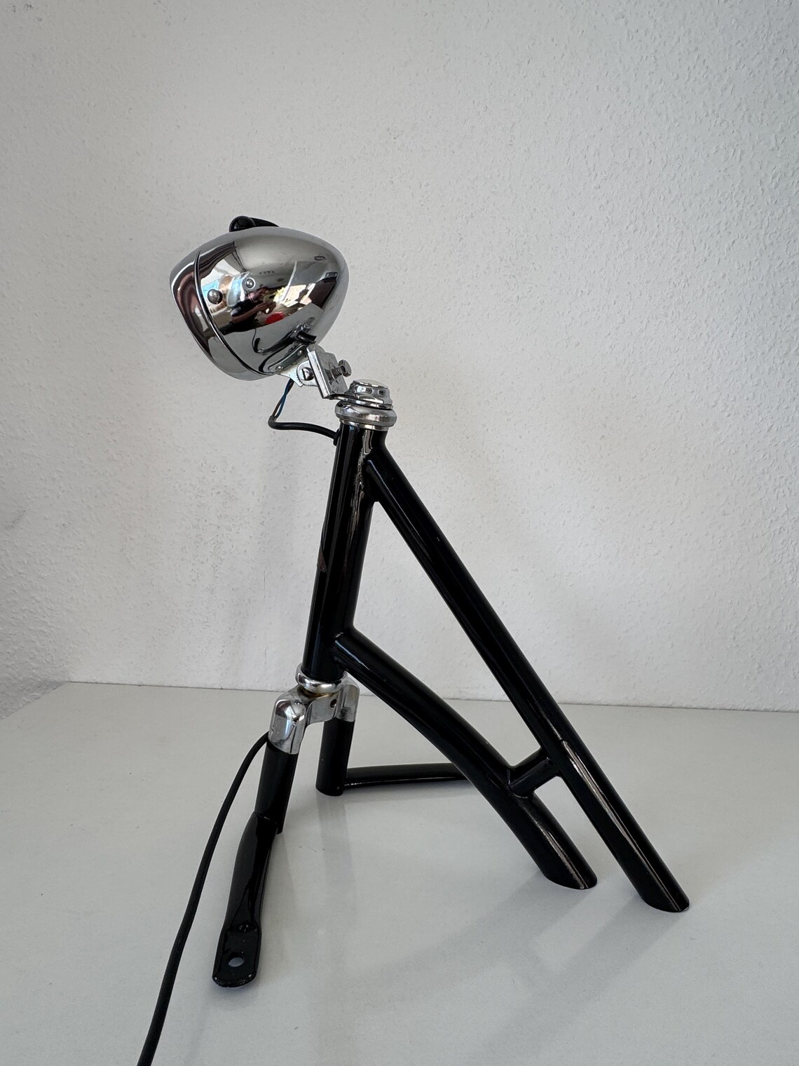 Upcycling-Tischlampe aus alter Fahrradgabel — Chrom-Scheinwerfer, Steampunk-Unikat, foto 2 di 5