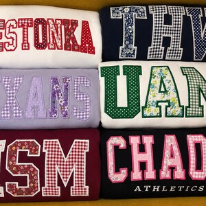 Moletom personalizado com patchwork bordado, gola redonda com apliques personalizados estilo universitário, combinação de letras em moletom universitário.
