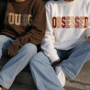 Moletom personalizado com patchwork bordado, gola redonda estilo universitário, presente perfeito para o campus.