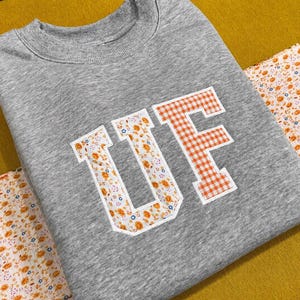 Moletom personalizado com patchwork bordado, blusa de gola redonda personalizada para faculdade, suéter universitário com estampa floral xadrez.