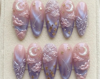 Uñas postizas 3D con diseño de nubes y lunas, uñas celestiales con efecto ojo de gato en rosa y morado, uñas postizas etéreas y de ensueño, uñas de lujo hechas a mano con diseño de estrellas.
