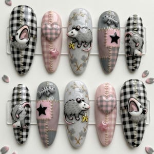 PATCHWORK OPOSSUM : Presse-ongles peint à la main en 3D | Ensemble de courtepointe Kawaii Trash panda et banane