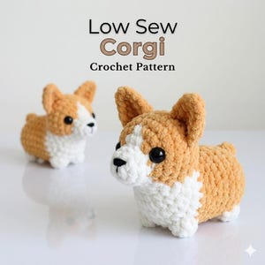 Op de afbeelding: Twee handgemaakte gehaakte corgi-hondfiguren. De corgi's zijn oranje en wit, met zwarte ogen en neuzen. De tekst "Low Sew Corgi Crochet Pattern" staat bovenaan de afbeelding.