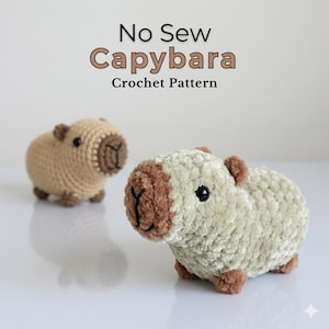 Könnte beinhalten: Zwei gehäkelte Capybara-Plüschtiere. Eines ist beige mit braunen Akzenten, das andere hellgrün mit braunen Akzenten. Der Text "No Sew Capybara Crochet Pattern" befindet sich darüber.