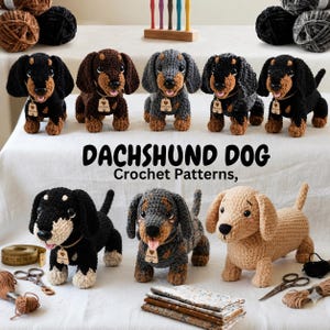 Op de afbeelding: Acht gehaakte teckel knuffels in diverse kleuren zoals zwart, bruin, grijs en beige. Elk speeltje heeft een klein label om de nek. De tekst DACHSHUND DOG Crochet Patterns staat in het midden. Inclusief garen, een schaar en een meetlint.