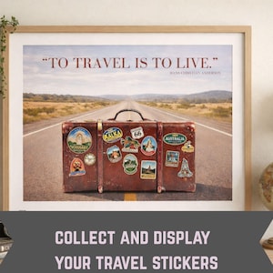 Puede incluir: Impresión enmarcada con una maleta vintage cubierta de pegatinas de viaje en una carretera. La cita "TO TRAVEL IS TO LIVE" está en la parte superior. El texto inferior dice "COLLECT AND DISPLAY YOUR TRAVEL STICKERS".
