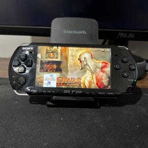 PlayStation Portable PSP 3000 z modyfikacjami i pamięcią 128 GB – Ładowarka w zestawie – Przenośny system do gier