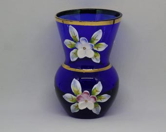 Vaso vintage in vetro blu cobalto, con fiori in smalto dipinti a mano e finiture dorate, stile boho.