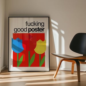 Puede incluir: Póster enmarcado con el texto "fucking good poster" sobre un rectángulo rojo con tres tulipanes estilizados en azul, rojo y amarillo. El póster está en un marco negro y se apoya contra una pared blanca.