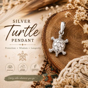 Puede incluir: Un colgante de plata con forma de tortuga y un diseño detallado. El colgante se muestra sobre una superficie de madera con las palabras "SILVER Turtle PENDANT" encima. La imagen también incluye las frases "Protection, Wisdom, Longevity" y "Carry calm wherever you go."