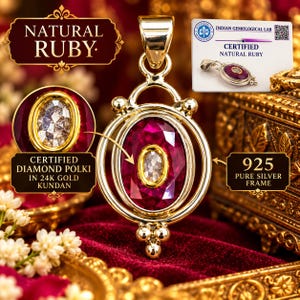 Könnte beinhalten: Ein Anhänger mit einem großen, oval facettierten Rubin in einer 925er Rein-Silberfassung mit Gold-Finish. Die Mitte enthält einen Diamant-Polki-Stein in 24-karätigem Gold-Kundan. Das Stück wird mit einer Zertifizierungskarte des Labors geliefert.