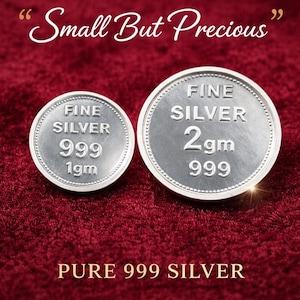 Puede incluir: Dos monedas de plata sobre una superficie de terciopelo rojo. Las monedas están marcadas con "FINE SILVER 999" y los pesos 1g y 2g. También se muestra el texto "Small But Precious" y "PURE 999 SILVER".