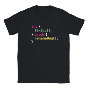 Puede incluir: Una camiseta negra de manga corta con un gráfico de código de programación colorido en el pecho. El texto dice: try { fixBug(); } catch { renameBug(); } con las palabras en rosa, verde claro, rosa y amarillo sobre la tela negra.