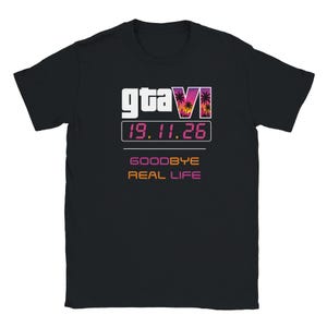 以下が含まれることがあります： 白で「gta VI」、ピンクで「19.11.26」の日付、オレンジとピンクで「GOODBYE REAL LIFE」の文字がプリントされた黒の半袖Tシャツ。VIの文字には夕暮れのヤシの木のシルエットデザインが含まれています。