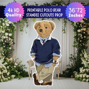 以下が含まれることがあります： 青いセーター、襟付きシャツ、カーキ色のズボンを着用したポロベアのスタンディーカットアウト小道具。クマは91cm x 183cmで、4K HD品質のプリントです。画像には「Printable Polo Bear Standee Cutouts Prop」と書かれています。