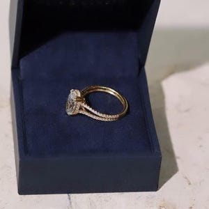 Moissanite Verlobungsring, Ovalschliff Versteckter Halo, Split Shank Band mit Pave Prong Setting, Jubiläumsgeschenk für Freundin, Art-Deco-Design