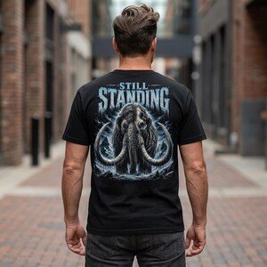 Still Standing Mammoth T-shirt, skjorta i bekväma färger, Ice Age Beast Heavyweight Vintage, förhistoriskt djurtryck på ryggen, avslappnad passform i streetwear bild 2