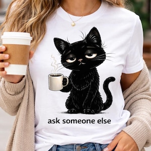 Camiseta de café con gato negro gruñón / Pregúntale a alguien más / Camiseta de gato sarcástico