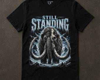 Camiseta Still Standing, camiseta Woolly Mammoth, supervivencia prehistórica, estampado animal azul hielo, naturaleza invernal oscura, regalo de resiliencia, Reaper Reps