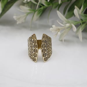 Boho Tribal Messingring, verstellbarer Statement Ring, Goldring mit ethnischem Muster, handgemachter breiter Bandring, Vintage Festival Schmuck