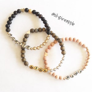 BOHO Luxe • Empilhador simples ou nome/palavra PERSONALIZADO ~ Contas de letras "banhadas a ródio" + conta de bola de metal + pulseira de madeira