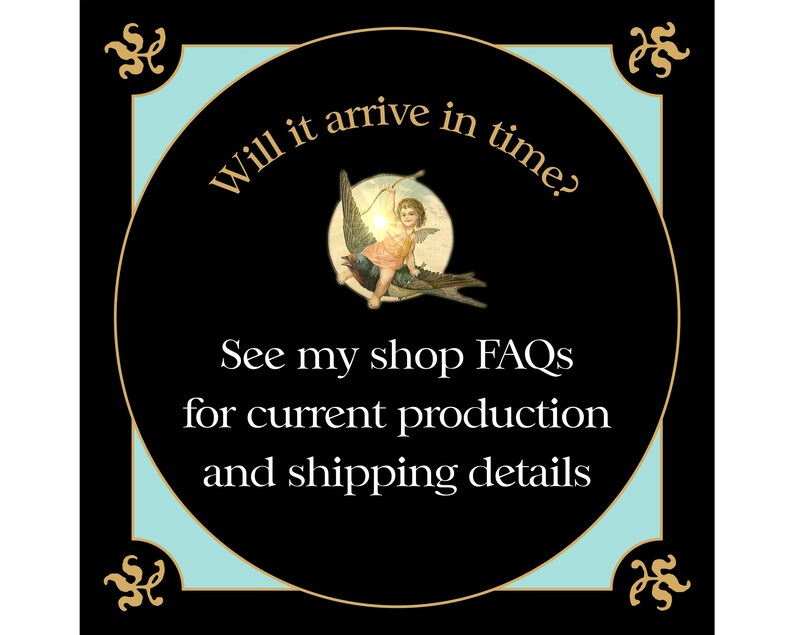 K&ouml;nnte beinhalten: Eine schwarze und goldene Grafik auf hellblauem Hintergrund. Die Grafik zeigt einen Cherub, der auf einem Vogel reitet, mit dem Text "Will it arrive in time?" und "See my shop FAQs for current production and shipping details."