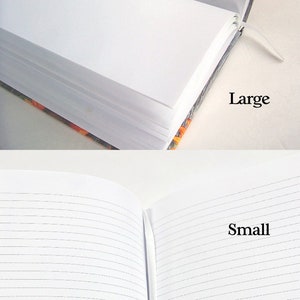 K&ouml;nnte beinhalten: Zwei ge&ouml;ffnete Notizb&uuml;cher, eines mit der Aufschrift "Large" und das andere mit der Aufschrift "Small". Beide Notizb&uuml;cher haben linierte Seiten.