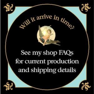 Puede incluir: Un gr&aacute;fico negro y dorado sobre un fondo azul claro. El gr&aacute;fico presenta un querub&iacute;n montando un p&aacute;jaro con el texto "Will it arrive in time?" y "See my shop FAQs for current production and shipping details."