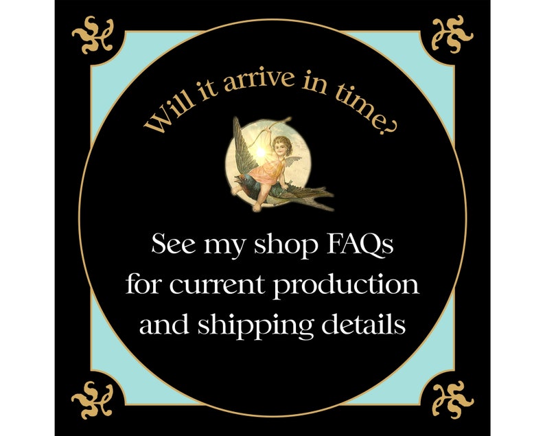 Puede incluir: Un gr&aacute;fico negro y dorado sobre un fondo azul claro. El gr&aacute;fico presenta un querub&iacute;n montando un p&aacute;jaro con el texto "Will it arrive in time?" y "See my shop FAQs for current production and shipping details."
