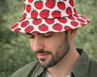 Kapelusz typu bucket z nadrukiem truskawkowym | Letni kapelusz z wzorem owoców | Ręcznie robiony bawełniany kapelusz przeciwsłoneczny | Kapelusz plażowy unisex | Czapka festiwalowa | Kapelusz podróżny na wakacje, prezent