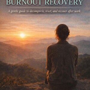 Könnte beinhalten: Buchcover "AFTER WORK BURNOUT RECOVERY" mit einer Person, die einen Sonnenuntergang über Bergen betrachtet. Der Text lautet "A gentle guide to decompress, reset, and recover after work." Der Text unten lautet "PDF DIGITAL DOWNLOAD • SELF-HELP & WELLBEING."