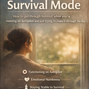 Könnte beinhalten: Buchcover mit dem Titel "Burnout Survival Mode". Das Bild zeigt eine Frau, die aus einem Fenster schaut. Der Text unter dem Titel lautet: "Wie man einen Burnout übersteht, wenn man im Autopilotenmodus ist und versucht, den Tag zu überstehen."
