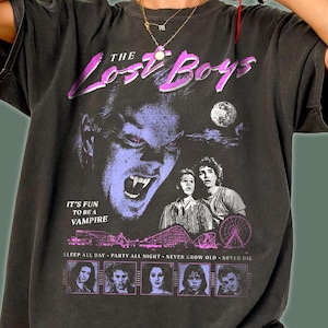 Limitiertes Horror Movie Shirt, Vintage Night Vampir Shirt, 80er Horror Gang T-Shirt, klassischer Vampir Kultfilm Style. Horror-Grafik-T-Shirt