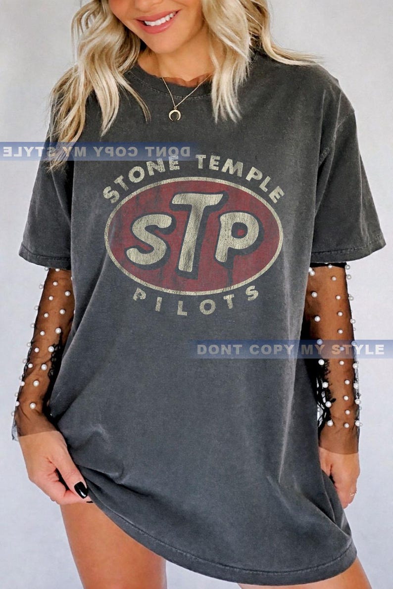K&ouml;nnte beinhalten: Dunkelgraues T-Shirt mit dem Stone Temple Pilots-Logo in Rot und Wei&szlig;. Das Shirt hat einen Used-Look im Vintage-Stil. Der Text "DONT COPY MY STYLE" ist unten auf dem Shirt aufgedruckt.
