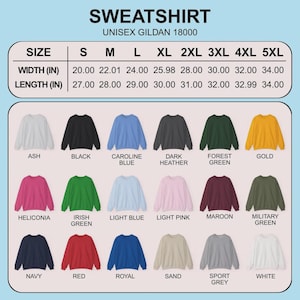 Puede incluir: Una variedad de sudaderas unisex Gildan 18000 en varios colores, incluyendo ceniza, negro y azul marino. La tabla de tallas muestra las medidas de ancho y largo en pulgadas, que van de la S a la 5XL. Las sudaderas est&aacute;n disponibles en muchos colores.