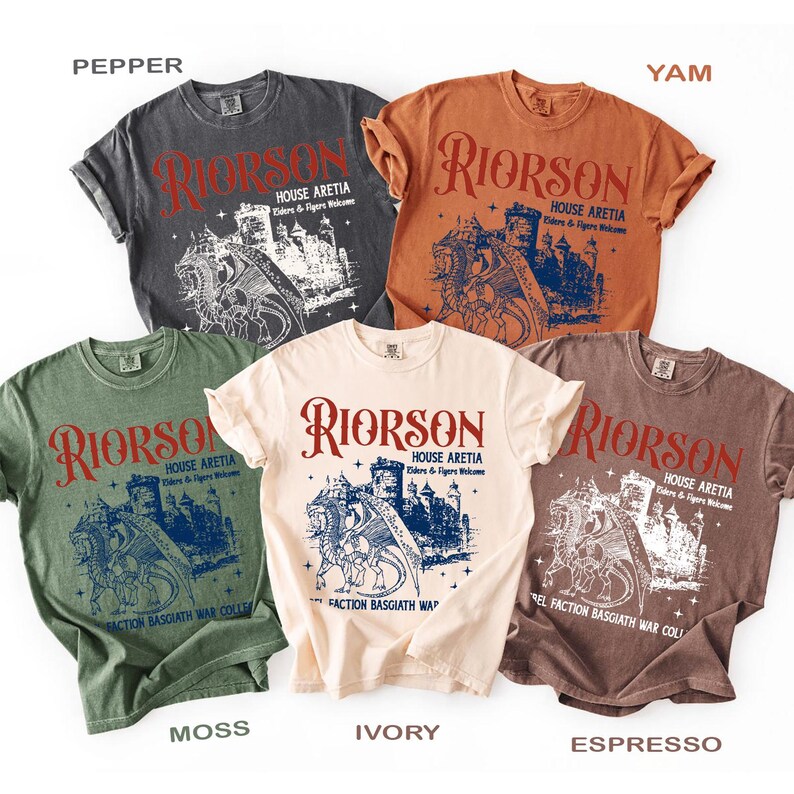 Puede incluir: Una colecci&oacute;n de camisetas de manga corta en varios colores, incluyendo gris, naranja, verde, marfil y marr&oacute;n. Cada camiseta presenta un dise&ntilde;o gr&aacute;fico con la palabra "RIORSON" en rojo, junto con una ilustraci&oacute;n de un castillo y un drag&oacute;n. Tambi&eacute;n se ve el texto "HOUSE ARETIA".