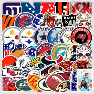Puede incluir: Una colección de pegatinas coloridas con logotipos de varios equipos de fútbol americano. Las pegatinas muestran emblemas de equipos, cascos y balones de fútbol en una variedad de formas y tamaños. Perfectas para decorar portátiles, botellas de agua o cuadernos.