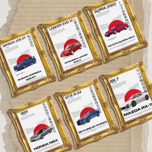 Puede incluir: Seis impresiones artísticas enmarcadas de coches deportivos japoneses clásicos. Cada impresión muestra un modelo de coche con su nombre, fabricante y un gráfico de sol rojo estilizado. Los coches incluyen Subaru Impreza, Mitsubishi Lancer, Toyota Supra, Mazda RX-7, Nissan Skyline y Honda NSX.