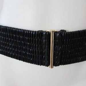 BLACK CINCH BELT Gold accent Leatherlike WhiteHouse BlackMarket Highfashion