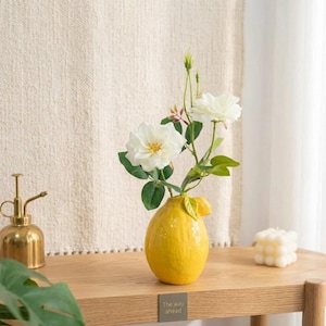 Citronvas i keramik, nordisk blomvas, frukt, heminredning, gul knoppvas, estetisk bordsdekoration, present till inflyttningsfest, liten, modern keramik