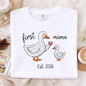 Könnte beinhalten: Rustikales Holzschild mit dem Text "Welcome to our home" in weißer Schrift. Das Schild hat eine Used-Optik und ein schlichtes, einladendes Design, ideal für die Eingangsbereichsdekoration.